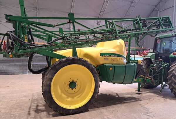 John Deere 724 Feldspritze – leistungsfähige Feldspritze mit 2.500 l Volumen